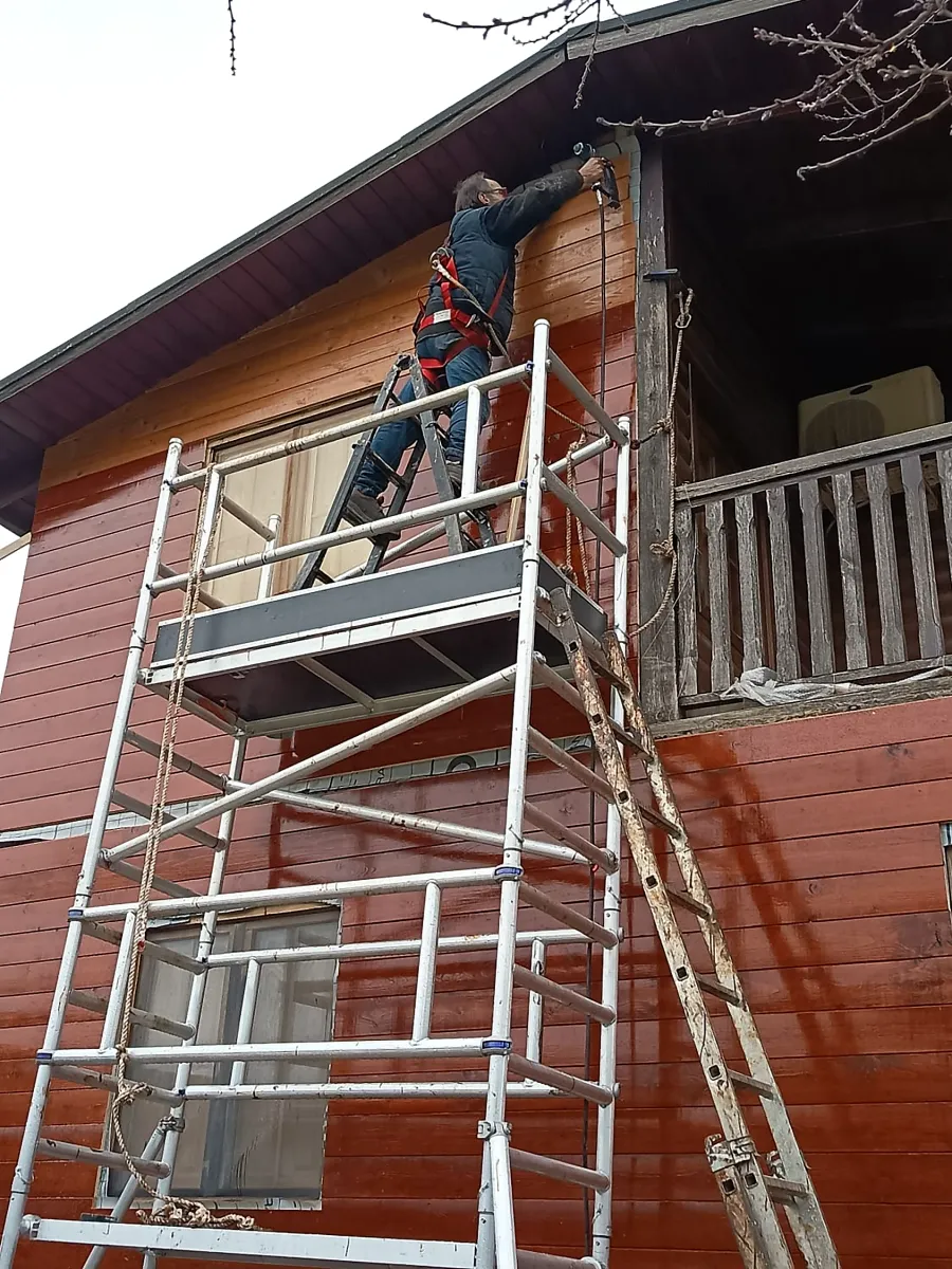 Casa de madera con el revestimiento nuevo instalado